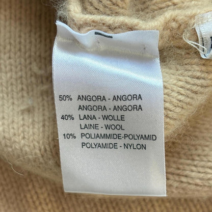 Textile label on a knitted fabric background with fiber content details.