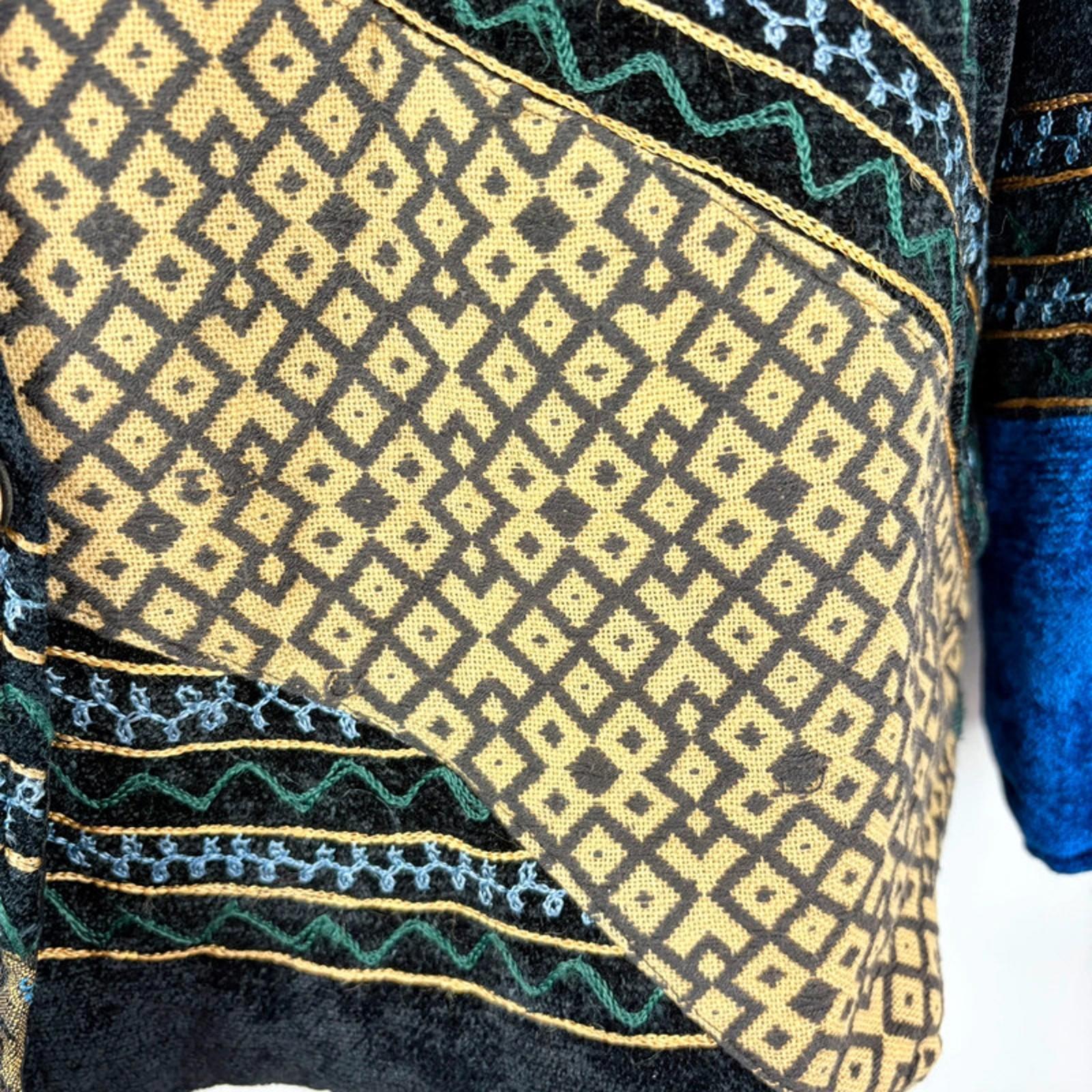 Close-up of a fabric with geometric pattern in yellow and blue on a black background