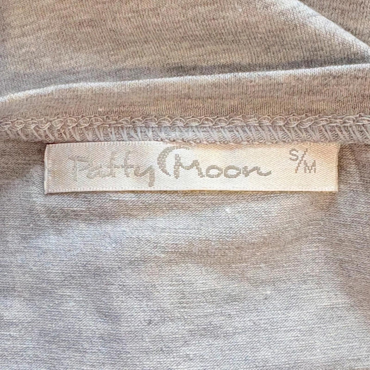 Label with 'Patty Moon' brand on a textured fabric background