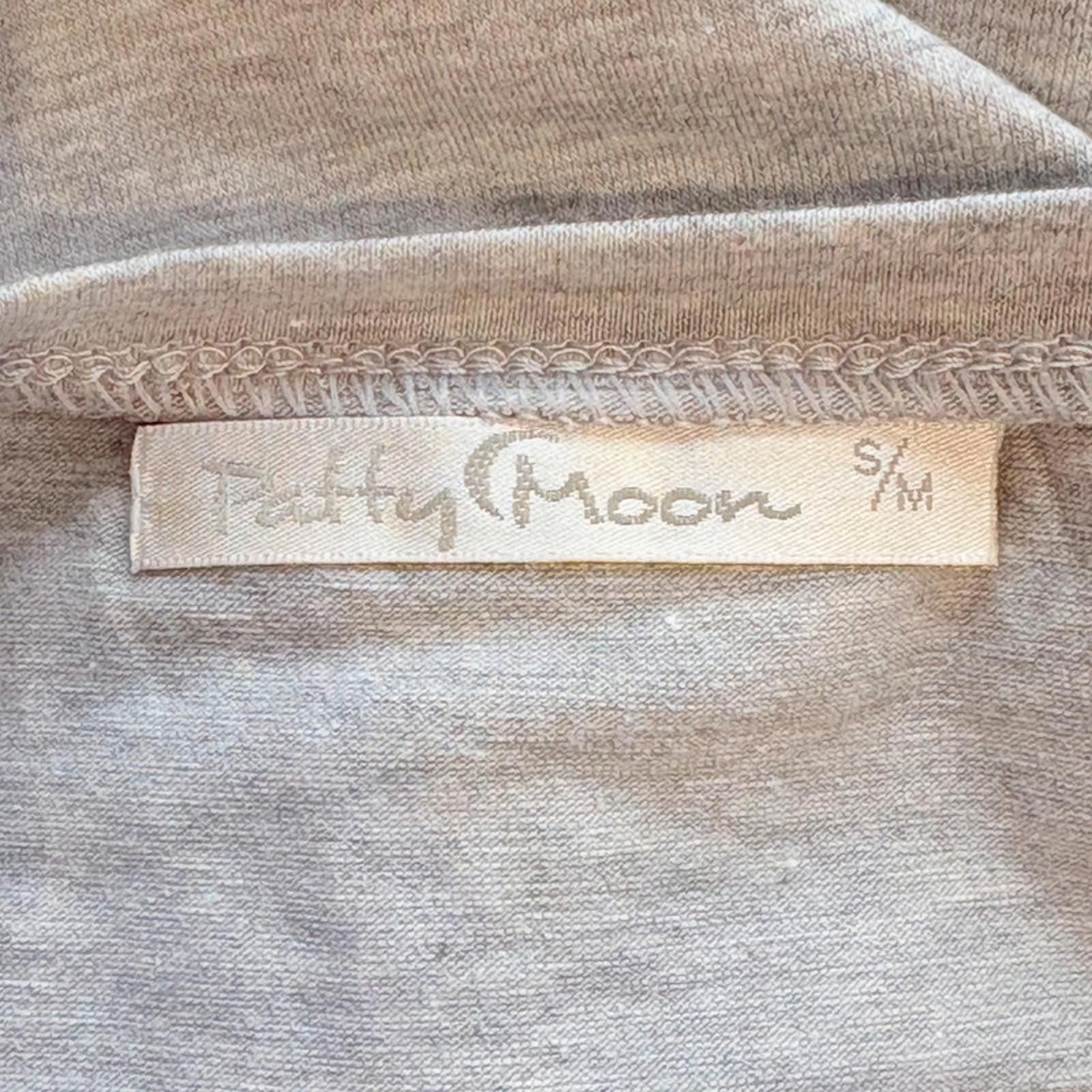 Label with 'Patty Moon' brand on a textured fabric background