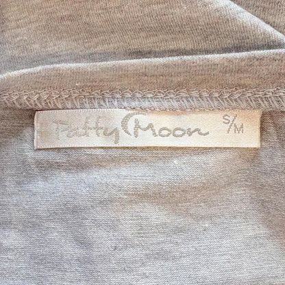 Label with 'Patty Moon' brand on a textured fabric background