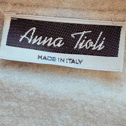 Label with 'Anna Tioli' branding and 'Made in Italy' text on a textured beige background